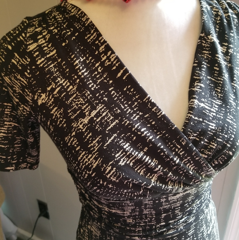 Ann Taylor v neck dress. - Picture 3 of 5